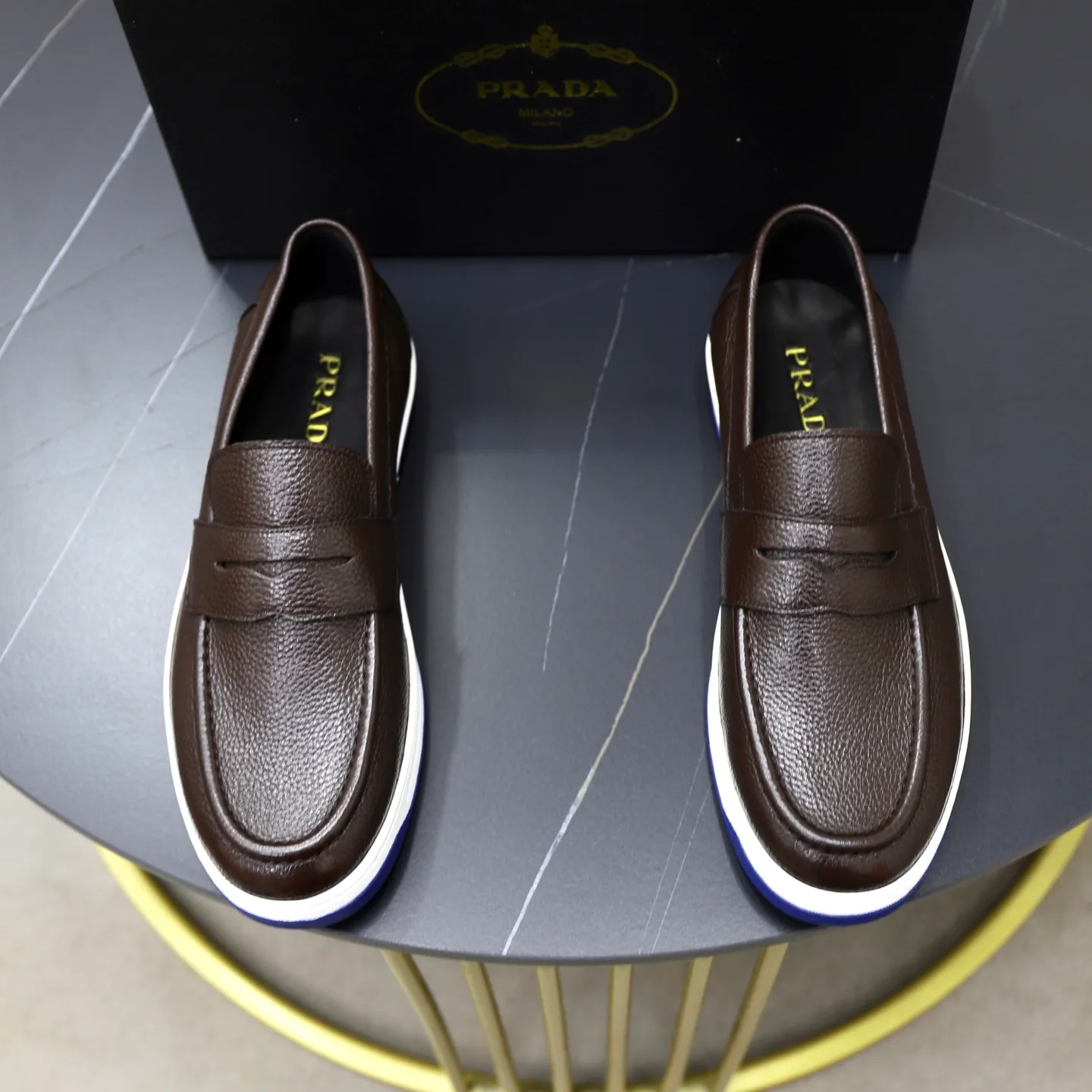 Factory price: 💰640 Prada classic men’s lace-up casual shoes | Imported cowhide upper | Upper stitching layered design, light and breathable | Soft and comfortable | Decorated with PRADA letters on the side | Distinctive sports style, showing the brand style | Lightweight concave and convex pattern rubber soles | Matched with cowhide foot pad lining | Excellent foot feel, fashionable and elegant | Size: 38-44 (45 customized)